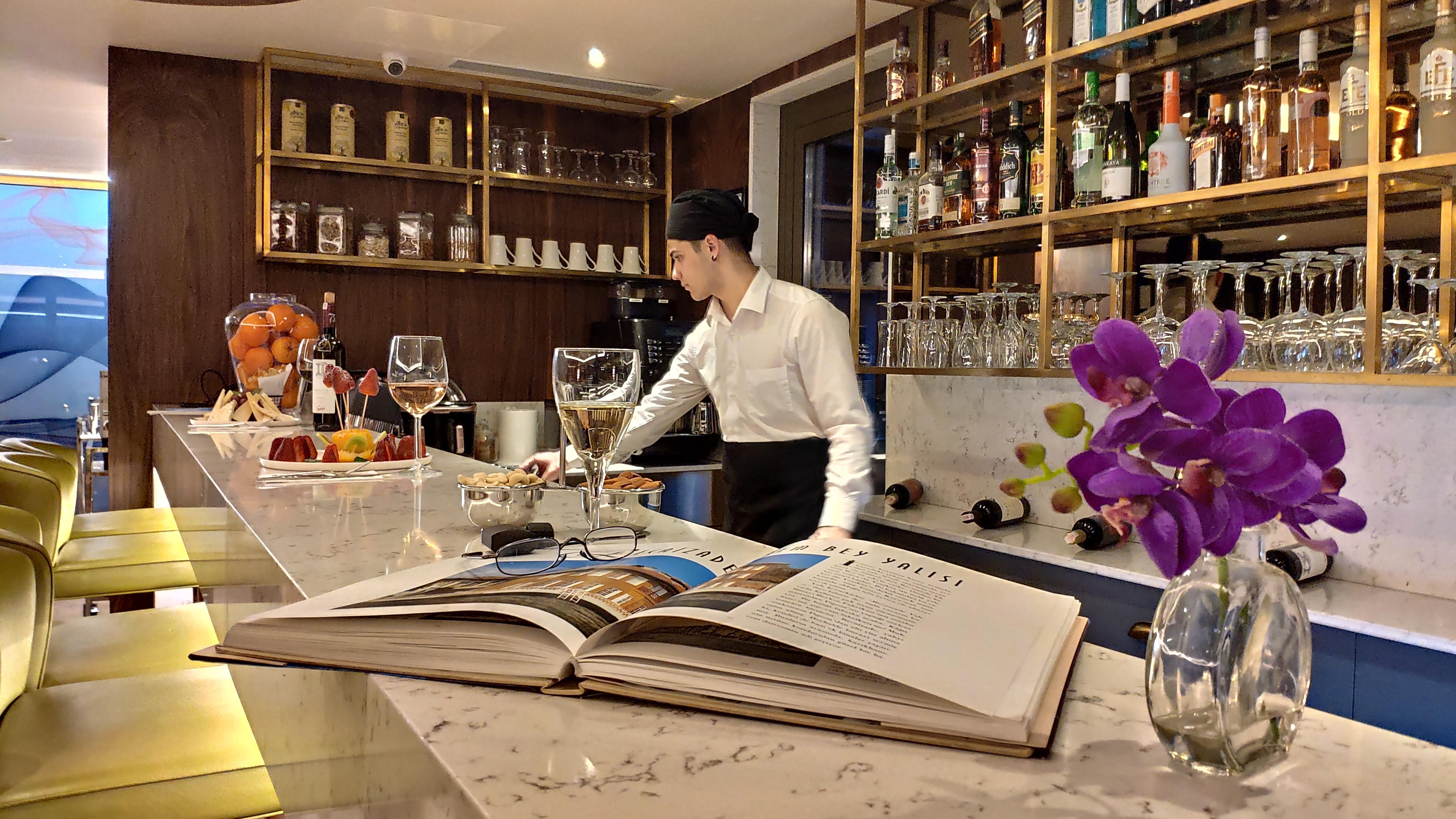 Tzl Suites Hotel Nisantasi Stambuł Zewnętrze zdjęcie A bartender at work